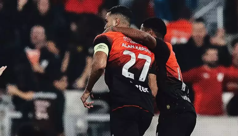 Athletico-PR vence CRB por 2 a 0 na Série B 2025, assume liderança com gols de Alan Kardec e Renan Peixoto.