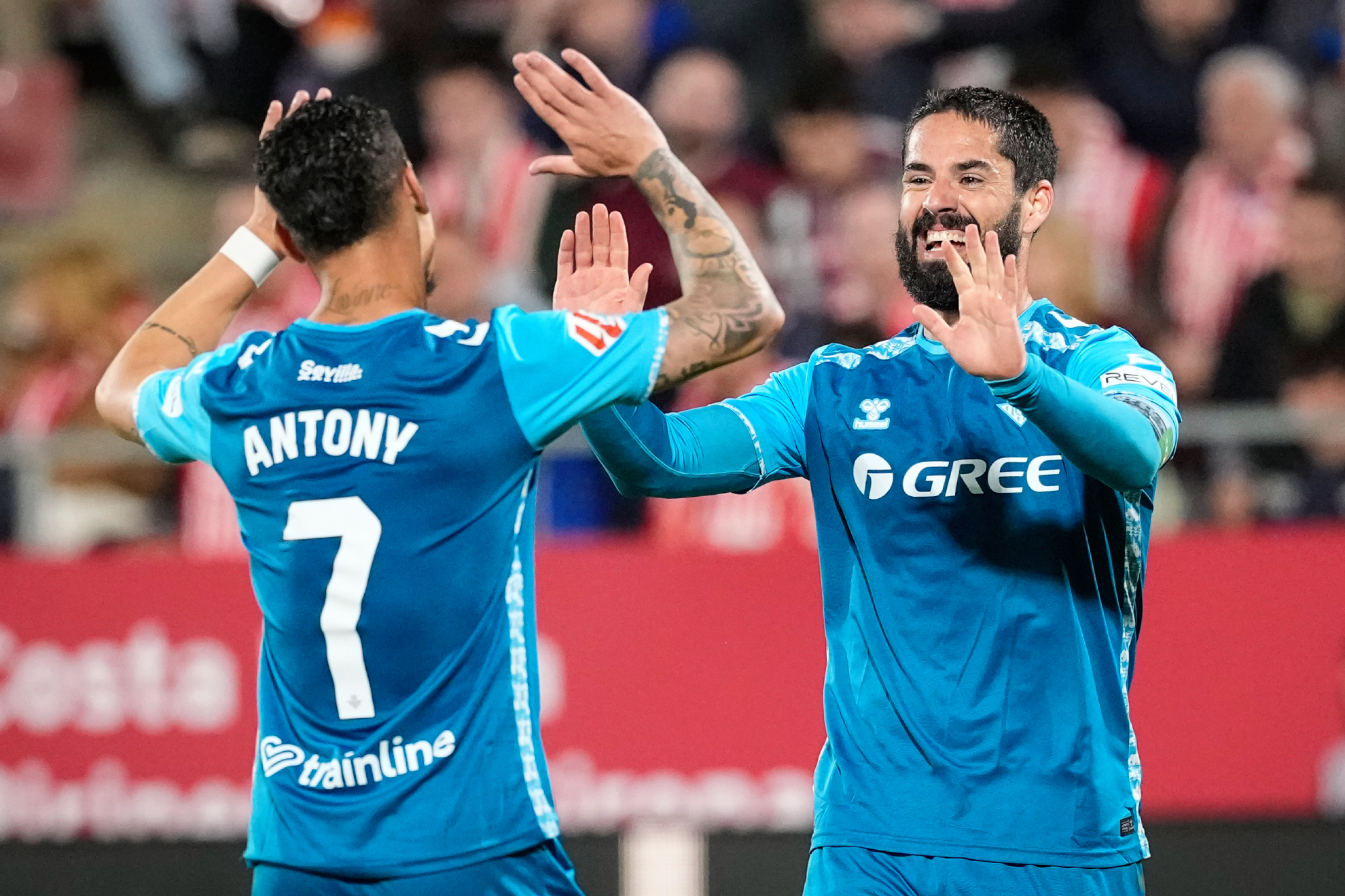 Betis arrasa Girona com 3-1 em LaLiga, com primeiro tempo impecável. Gols de Antony, Isco e Lo Celso garantem vitória. Confira o resumo!