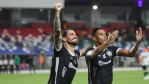 Remo vence Coritiba por 1-0 na Série B 2025, com gol de Pedro Rocha. Leão quebra tabu, entra no G-4 e segue invicto no Mangueirão.