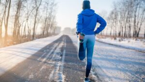 atleta exercitando em dia frio